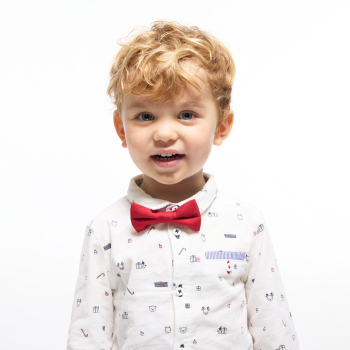 قميص مخملي بتضليعة قصيرة مطبّع، أبيض، ولادي رُضع